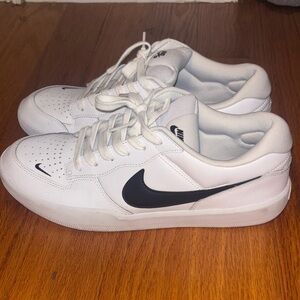 Nike Men's White and Black Low-Top Sneakers